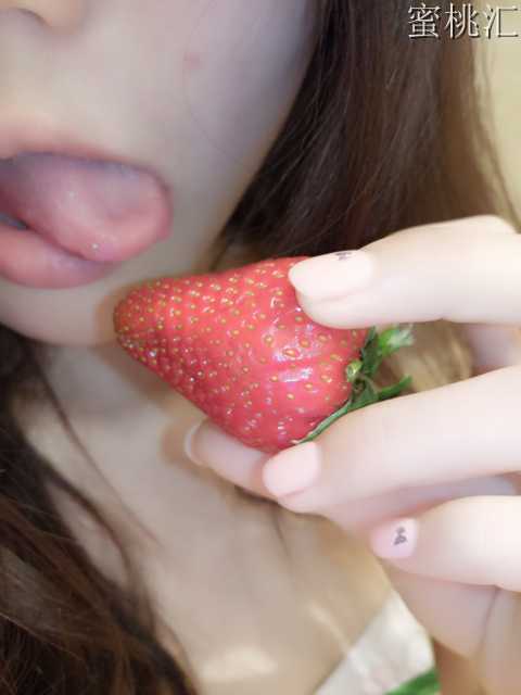 网红兰兰酱草莓比基尼塞草莓